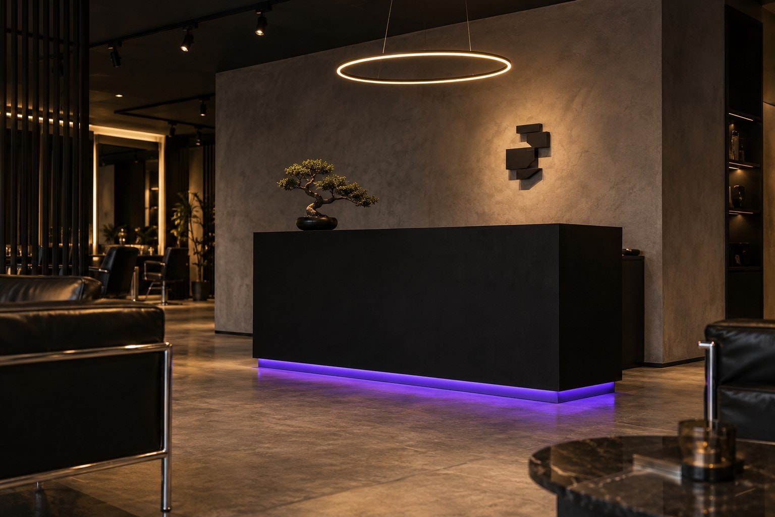 De zwarte balie met paarse LED-verlichting en het FV-logo op de betonnen wand